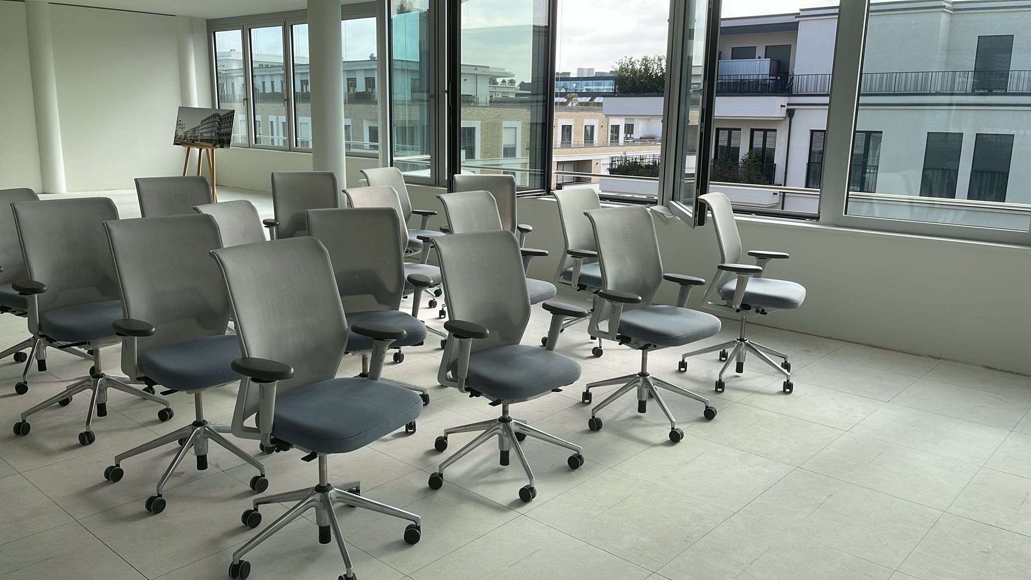 Professionelle Reinigung von Bürostühlen in einem modernen Büro mit einem sauberen Arbeitsumfeld